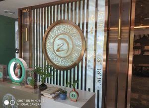 如何通过定制烟酒展示柜优化店铺陈列效果