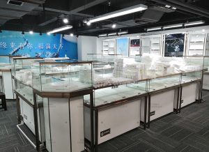 西安银饰展柜哪家好？选择专业制作定制的展柜公司！