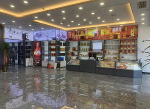 烤漆白酒柜定制，让您的店铺焕然一新