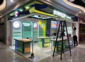 如何通过定制展示柜提升眼镜店的整体氛围和销售额