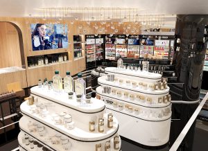 美妆道具展柜制作，如何让你的美妆店更加吸引顾客？