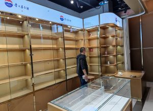 烟酒展柜定做价格揭秘：性价比最高的选择是什么？