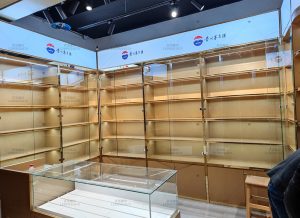 提升店铺形象的秘诀：个性化烟酒展柜定制设计方案
